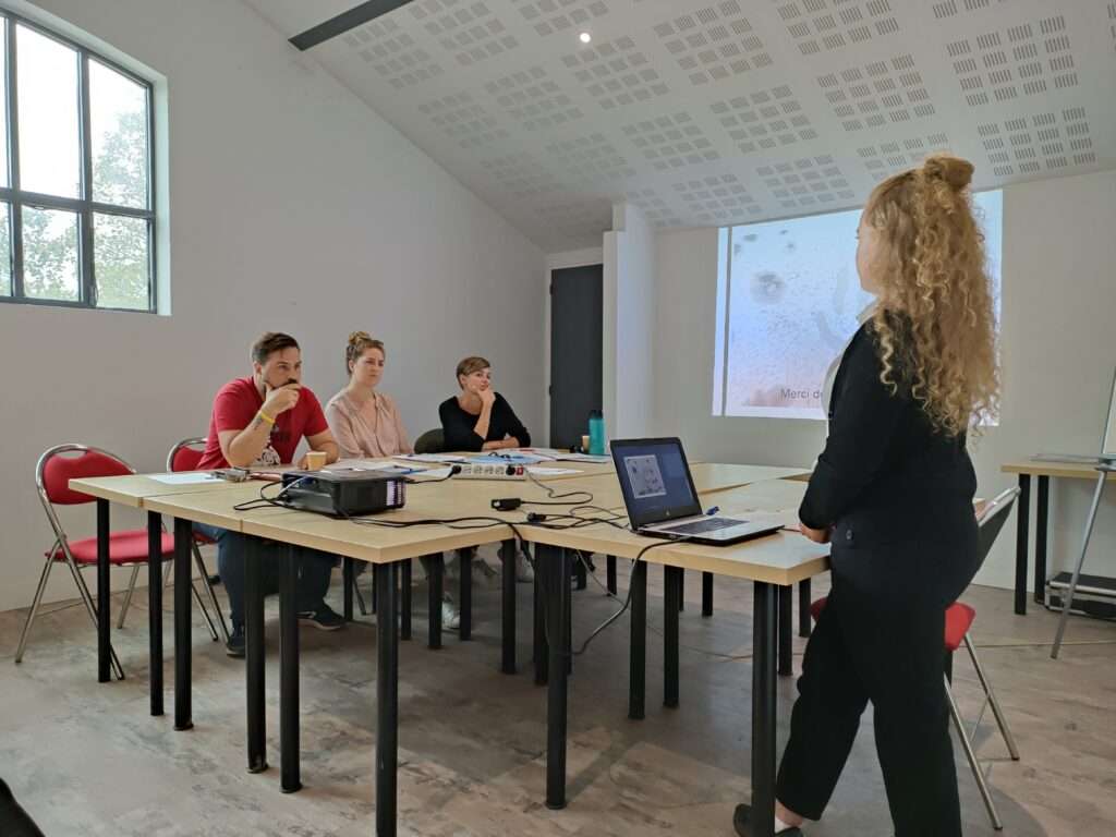 un élève équithérapeute soutient son travail de fin de formation devant un jury
